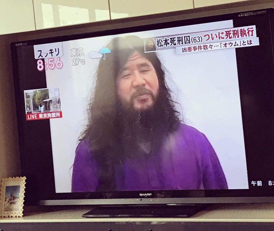 オウム真理教の教祖「麻原彰晃」の死刑を報道するテレビ